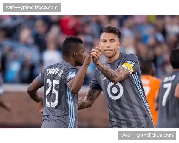 明尼苏达联防守反击阵型受阻，核心缺阵导致进攻串联不畅