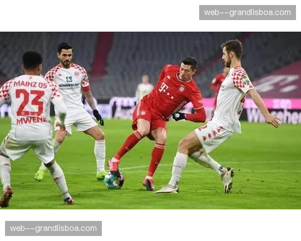 美因茨主场高位逼抢制造拜仁0-3优势，但转换进攻后防线应变出现裂痕